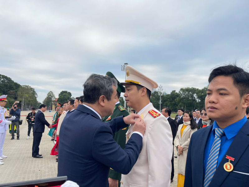 Vinh dự và tự hào khi báo công dâng Bác  -0