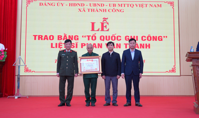 Thái Nguyên: Trang trọng trao Bằng “Tổ quốc ghi công” liệt sĩ Phan Văn Thành -0