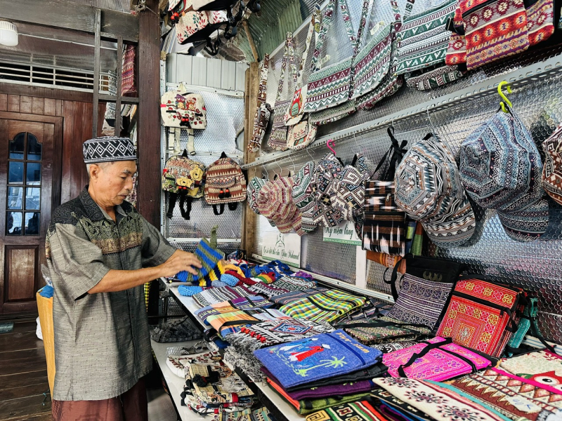 Khám phá làng nghề thổ cẩm Chăm Châu Phong ở An Giang -0