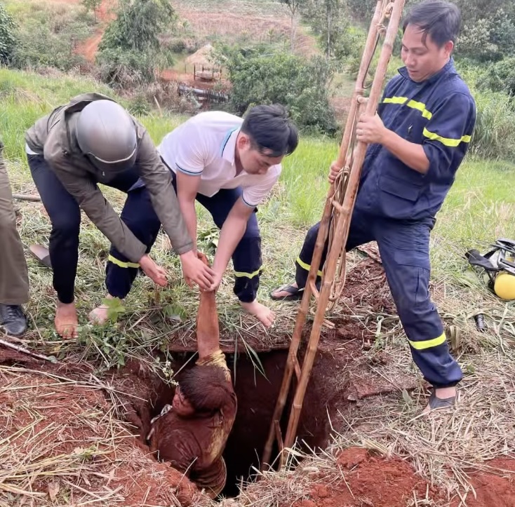 Giải cứu thanh niên rơi xuống hố sâu 10m khi đi làm rẫy -0