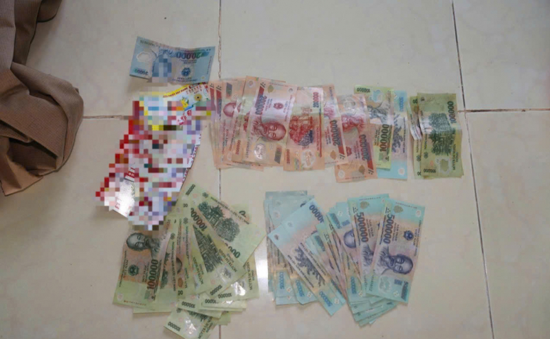 Nhân viên dùng tuýp sắt đánh nữ quản lý cướp 25 triệu đồng -0