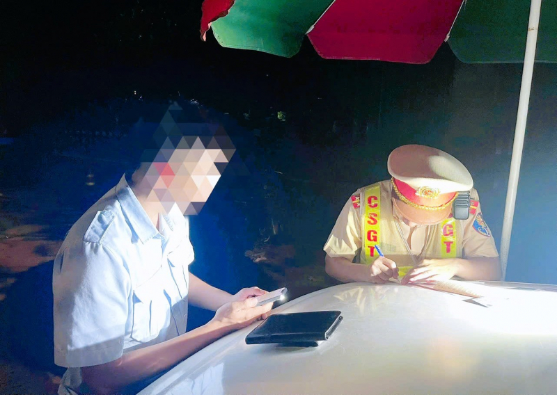 Không chở bệnh nhân nhưng bật đèn ưu tiên, 2 tài xế bị CSGT lập biên bản -0