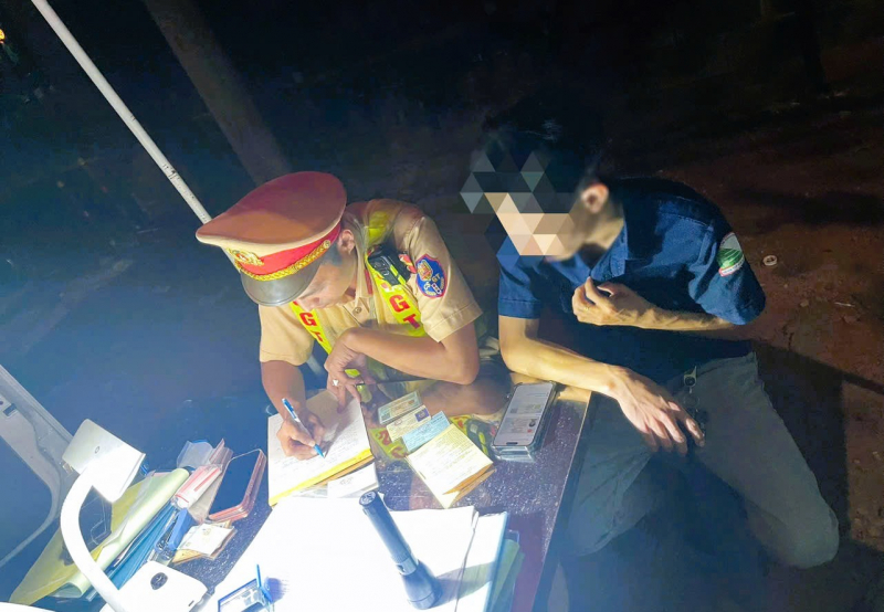 Không chở bệnh nhân nhưng bật đèn ưu tiên, 2 tài xế bị CSGT lập biên bản -0