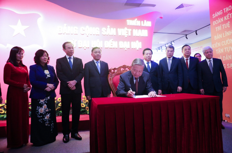 Tổng Bí thư Tô Lâm dự khai mạc Triển lãm “Đảng Cộng sản Việt Nam từ Đại hội đến Đại hội” -0
