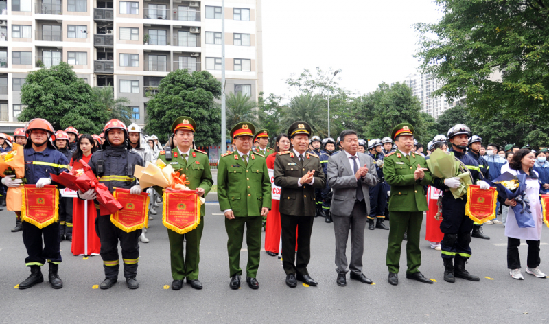 Diễn tập phương án chữa cháy, cứu nạn, cứu hộ tại các tòa nhà cao tầng ở Hà Nội -0