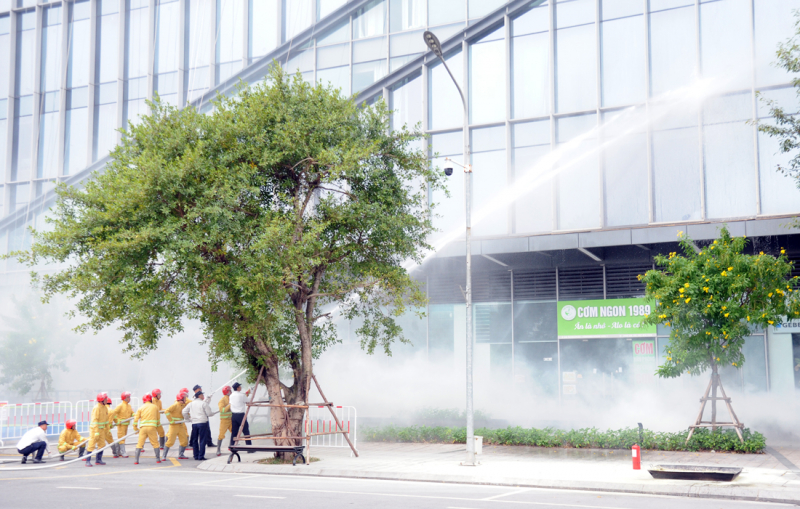 Diễn tập phương án chữa cháy, cứu nạn, cứu hộ tại các tòa nhà cao tầng ở Hà Nội -0