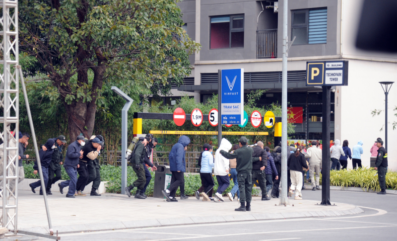 Diễn tập phương án chữa cháy, cứu nạn, cứu hộ tại các tòa nhà cao tầng ở Hà Nội -0