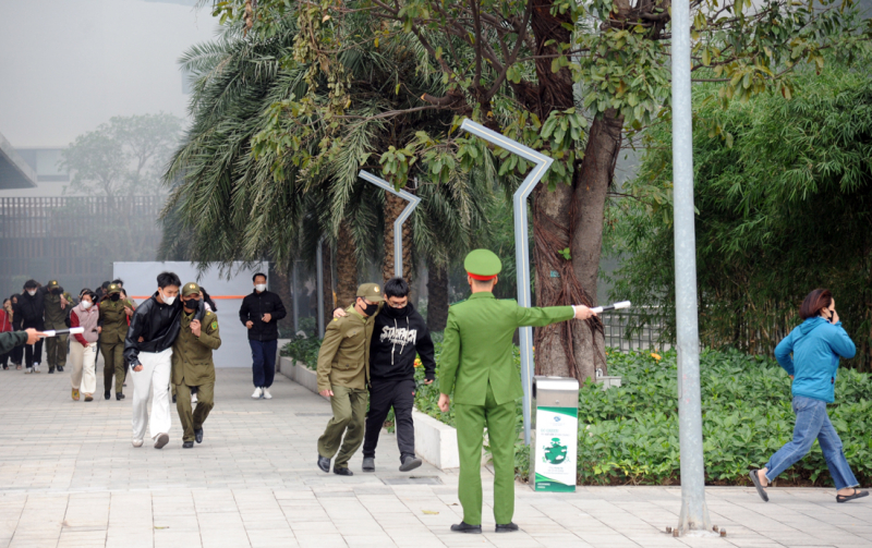 Diễn tập phương án chữa cháy, cứu nạn, cứu hộ tại các tòa nhà cao tầng ở Hà Nội -1