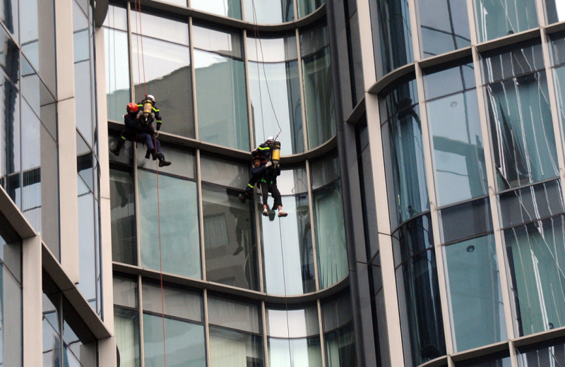 Diễn tập phương án chữa cháy, cứu nạn, cứu hộ tại các tòa nhà cao tầng ở Hà Nội -1