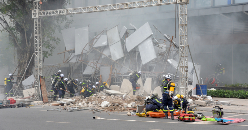 Diễn tập phương án chữa cháy, cứu nạn, cứu hộ tại các tòa nhà cao tầng ở Hà Nội -0