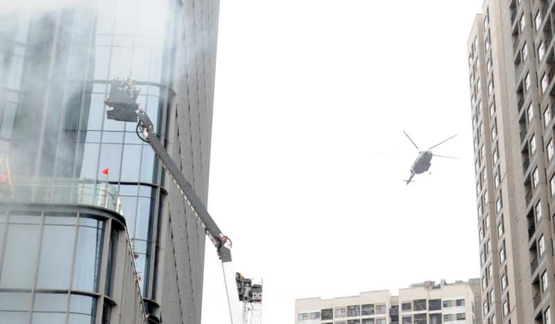 Diễn tập phương án chữa cháy, cứu nạn, cứu hộ tại các tòa nhà cao tầng ở Hà Nội -0