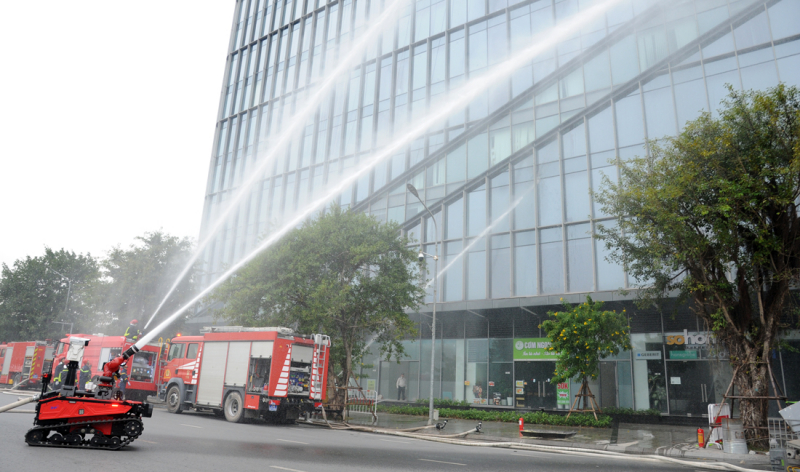 Diễn tập phương án chữa cháy, cứu nạn, cứu hộ tại các tòa nhà cao tầng ở Hà Nội -0