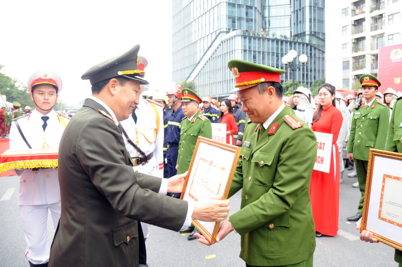 Diễn tập phương án chữa cháy, cứu nạn, cứu hộ tại các tòa nhà cao tầng ở Hà Nội -0