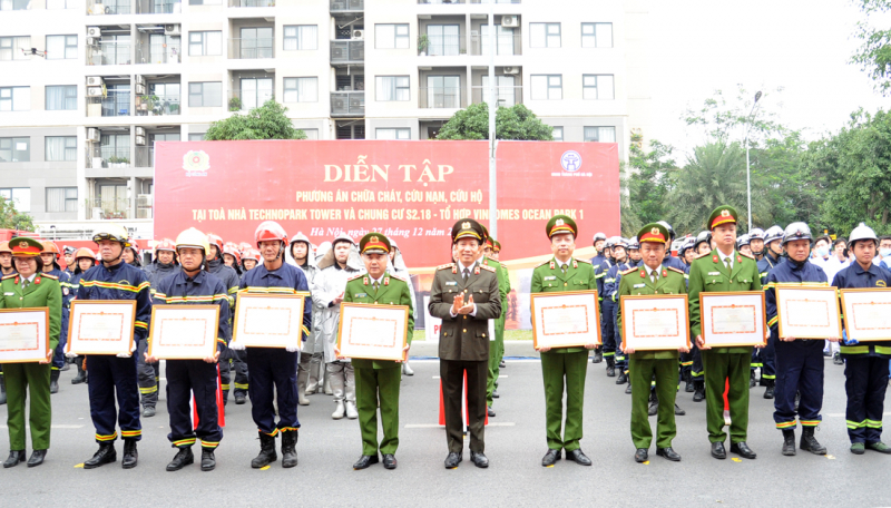 Diễn tập phương án chữa cháy, cứu nạn, cứu hộ tại các tòa nhà cao tầng ở Hà Nội -0