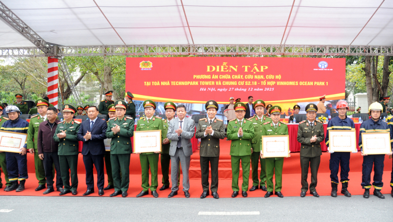 Diễn tập phương án chữa cháy, cứu nạn, cứu hộ tại các tòa nhà cao tầng ở Hà Nội -0