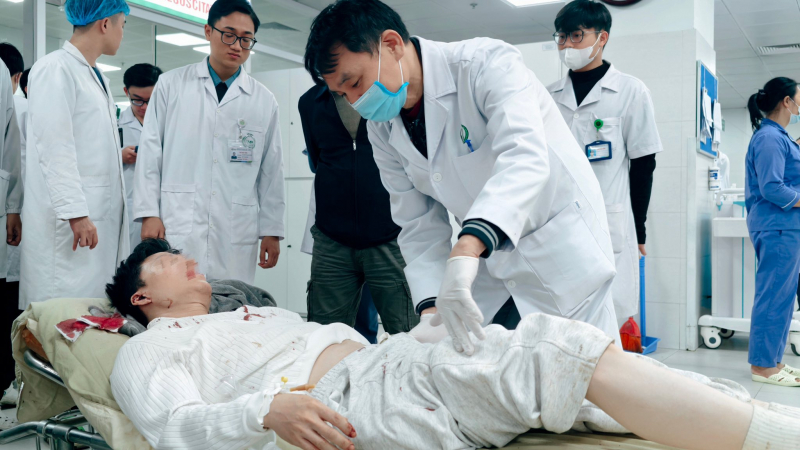 Bệnh viện Việt Đức và Bạch Mai tập trung cứu chữa các cho nạn nhân vụ lật xe ở Lào Cai -0