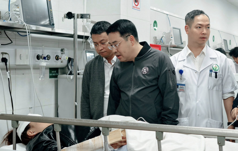 Bệnh viện Việt Đức và Bạch Mai tập trung cứu chữa các cho nạn nhân vụ lật xe ở Lào Cai -0