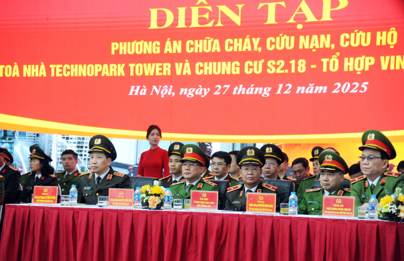 Diễn tập phương án chữa cháy, cứu nạn, cứu hộ tại các tòa nhà cao tầng ở Hà Nội -0