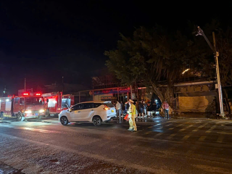 Cháy cửa hàng điện nước lúc rạng sáng, 4 người trong một gia đình tử vong -0