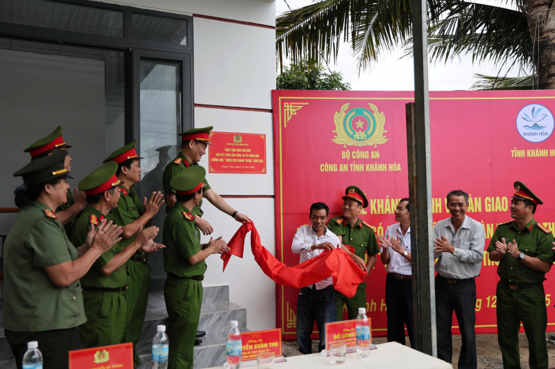 Công an tỉnh Khánh Hòa bàn giao thêm hai căn nhà trong Chiến dịch Quang Trung -0