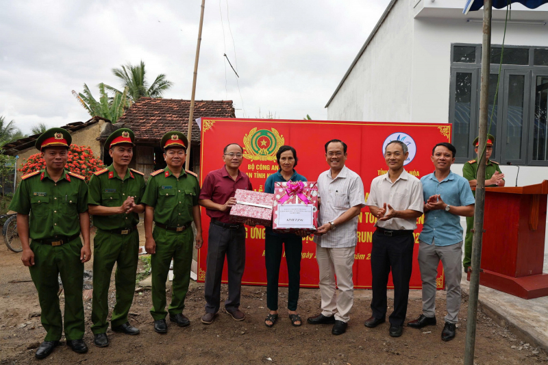 Công an tỉnh Khánh Hòa bàn giao thêm hai căn nhà trong Chiến dịch Quang Trung -0