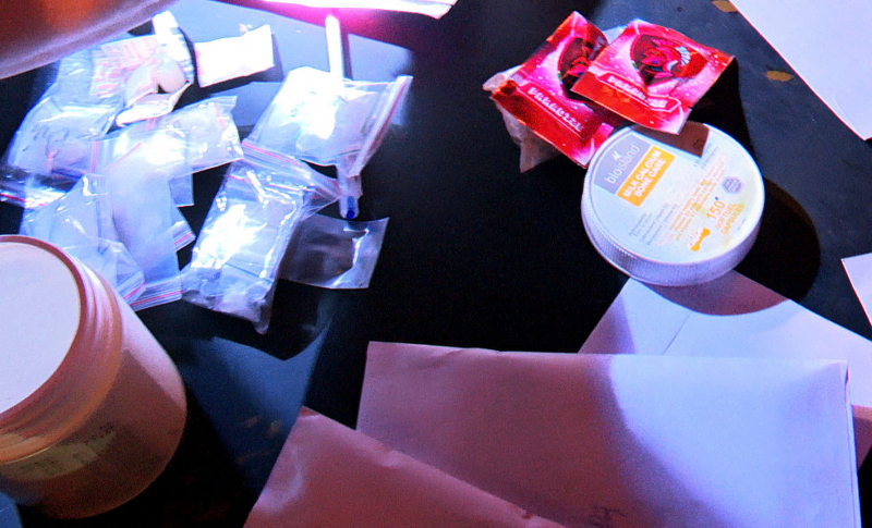 Đột kích hai quán bar tổ chức tiệc ma tuý  -1