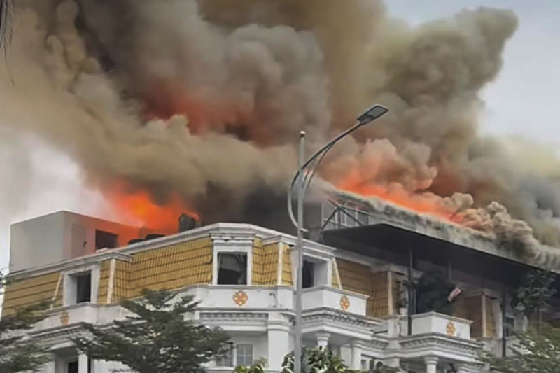 Lửa cháy ngùn ngụt dãy biệt thự liền kề trên đường Lê Trọng Tấn -0