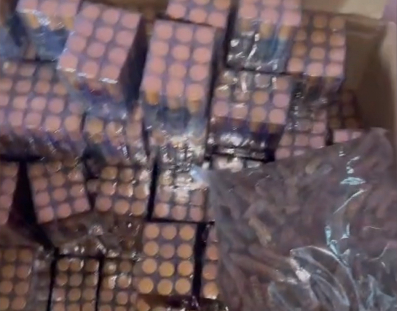 Bắt giam nhóm đối tượng sản xuất, bán hàng trăm ngàn sản phẩm dầu gió giả bằng hóa chất -0