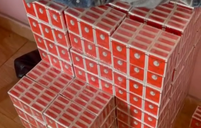 Bắt giam nhóm đối tượng sản xuất, bán hàng trăm ngàn sản phẩm dầu gió giả bằng hóa chất -1