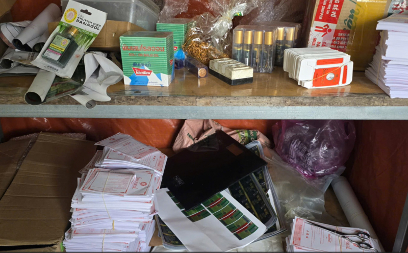 Bắt giam nhóm đối tượng sản xuất, bán hàng trăm ngàn sản phẩm dầu gió giả bằng hóa chất -2