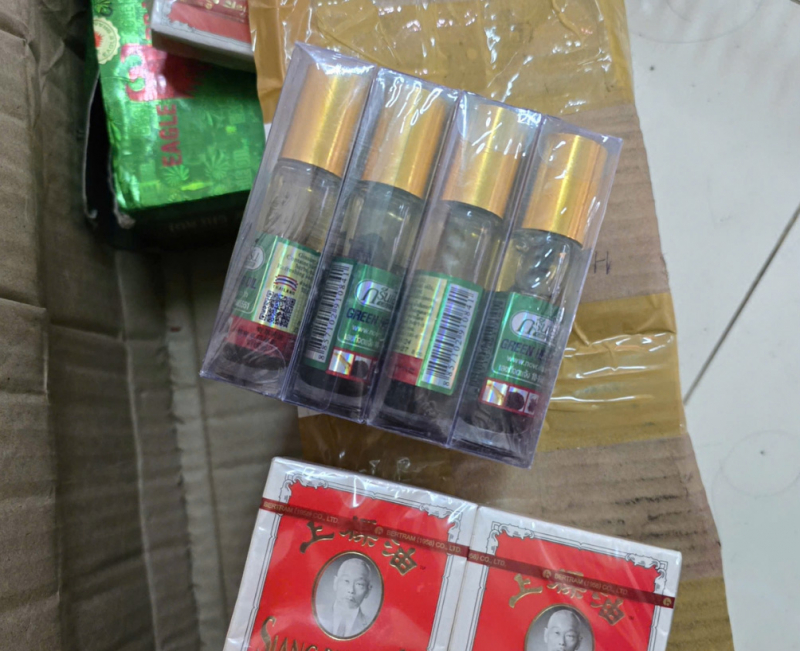 Bắt giam nhóm đối tượng sản xuất, bán hàng trăm ngàn sản phẩm dầu gió giả bằng hóa chất -3