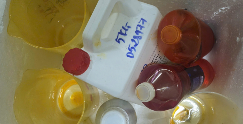 Bắt giam nhóm đối tượng sản xuất, bán hàng trăm ngàn sản phẩm dầu gió giả bằng hóa chất -4