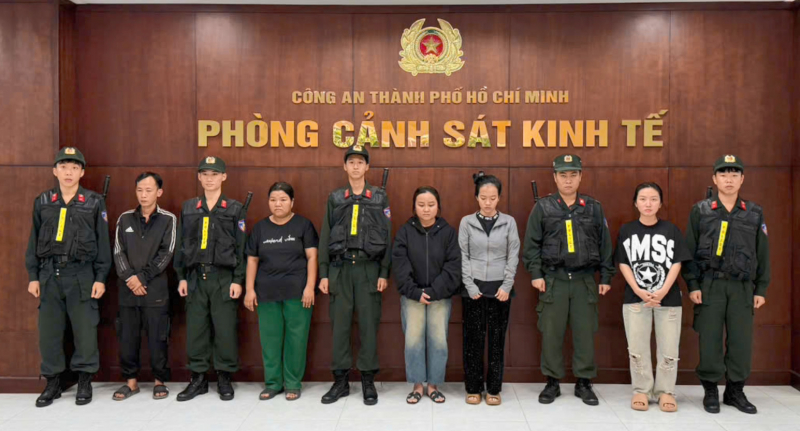 Bắt giam nhóm đối tượng sản xuất, bán hàng trăm ngàn sản phẩm dầu gió giả bằng hóa chất -0