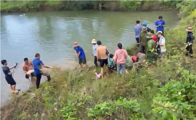 Rủ nhau xuống ao tắm, 3 trẻ nhỏ bị đuối nước thương tâm -0