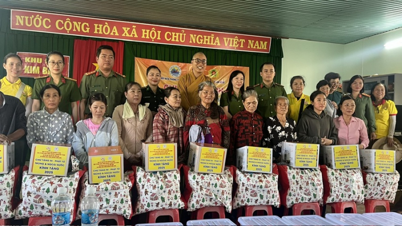 Công an Lâm Đồng trao 515 phần quà cho bà con vùng lũ -0