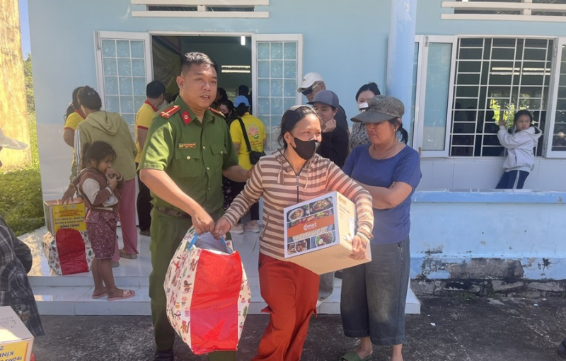 Công an Lâm Đồng trao 515 phần quà cho bà con vùng lũ -0