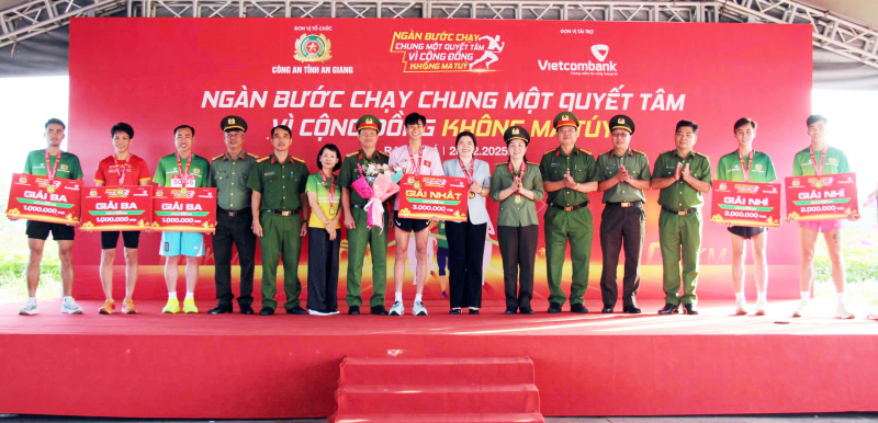 Hơn 1.000 người tham gia chạy marathon “Chung một quyết tâm - Vì cộng đồng không ma túy” -1