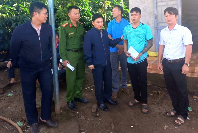 Rủ nhau xuống ao tắm, 3 trẻ nhỏ bị đuối nước thương tâm -0