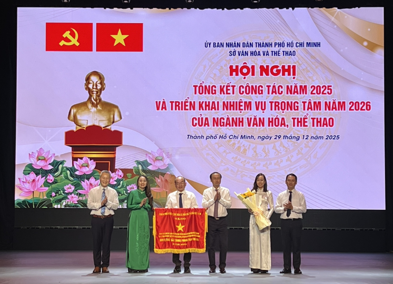 4. trao cờ thi đua của chính phủ .jpg -0