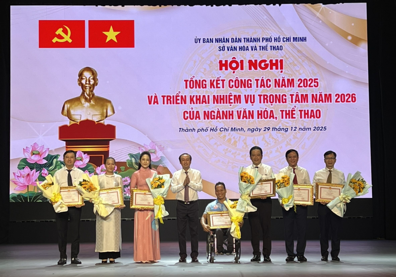 5. trao bằng khen của ubnd tp hồ chí minh .jpg -0