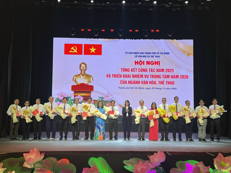 6. tặng kỷ niệm chương.jpg -0