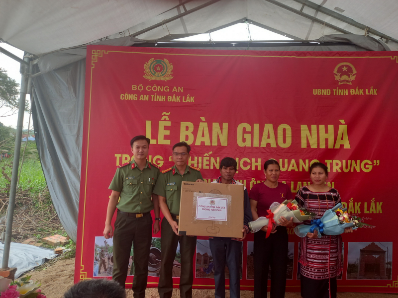 Công an tỉnh Đắk Lắk trao tặng căn nhà đầu tiên trong “Chiến dịch Quang Trung” -0