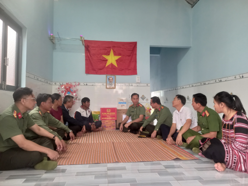 Công an tỉnh Đắk Lắk trao tặng căn nhà đầu tiên trong “Chiến dịch Quang Trung” -0