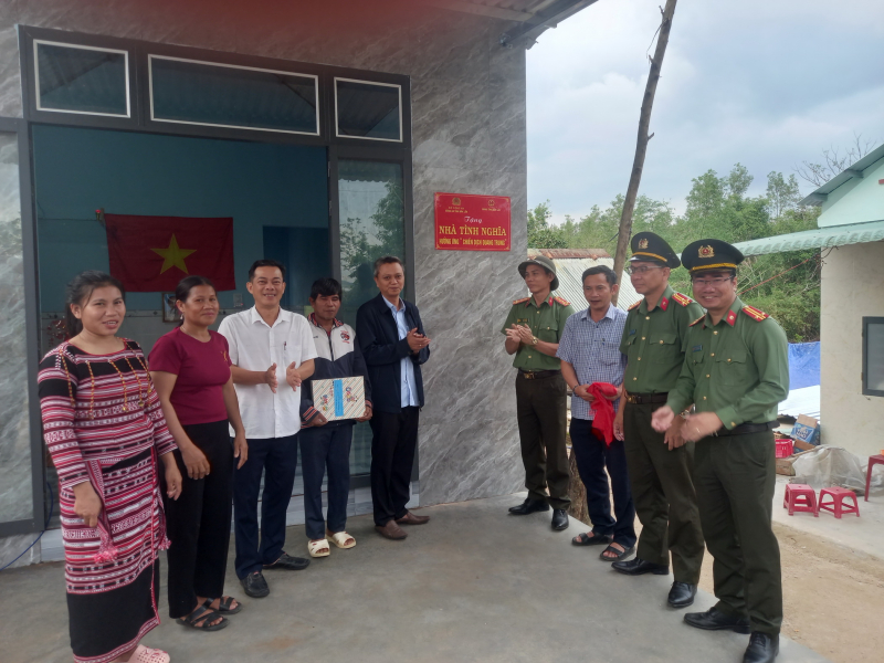 Công an tỉnh Đắk Lắk trao tặng căn nhà đầu tiên trong “Chiến dịch Quang Trung” -0