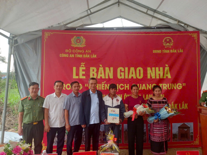 Công an tỉnh Đắk Lắk trao tặng căn nhà đầu tiên trong “Chiến dịch Quang Trung” -0