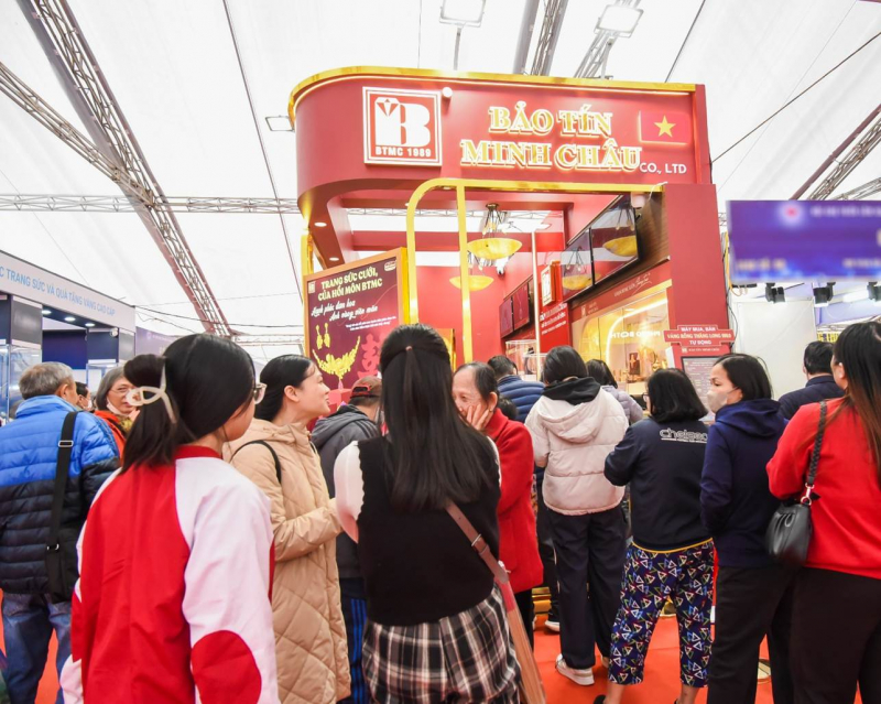 Gian hàng Bảo Tín Minh Châu “hút” khách tại hội chợ ASEAN++ 2025: Trang sức đẹp sang, nhận ngàn quà tặng -0