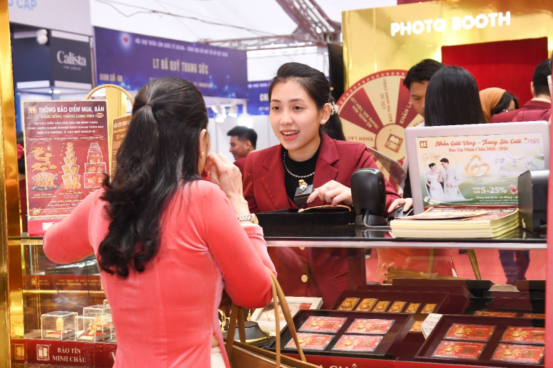 Gian hàng Bảo Tín Minh Châu “hút” khách tại hội chợ ASEAN++ 2025: Trang sức đẹp sang, nhận ngàn quà tặng -0