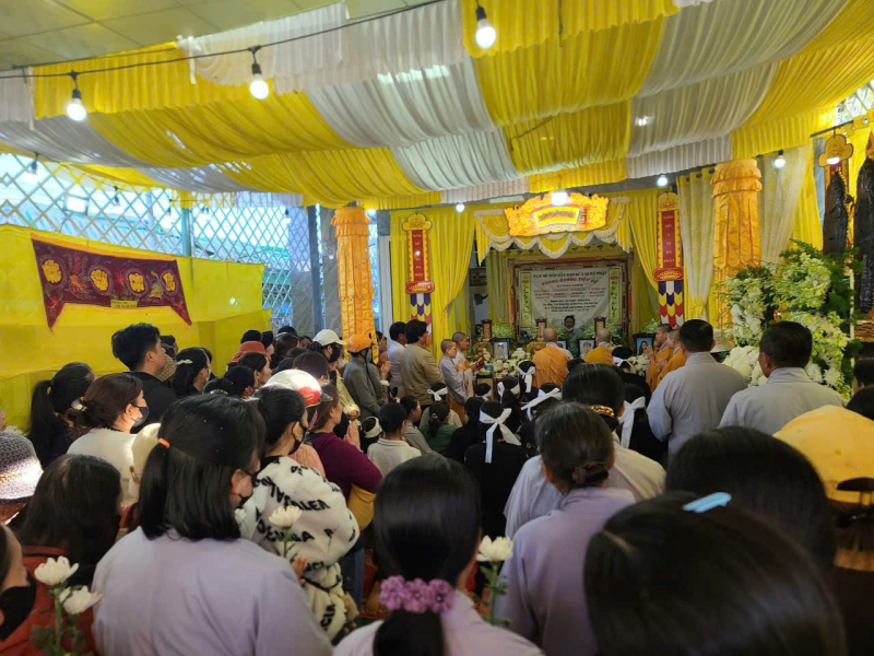 Xúc động hàng nghìn người dân tiễn đưa 4 nạn nhân tử vong trong vụ cháy ở Đắk Lắk -0