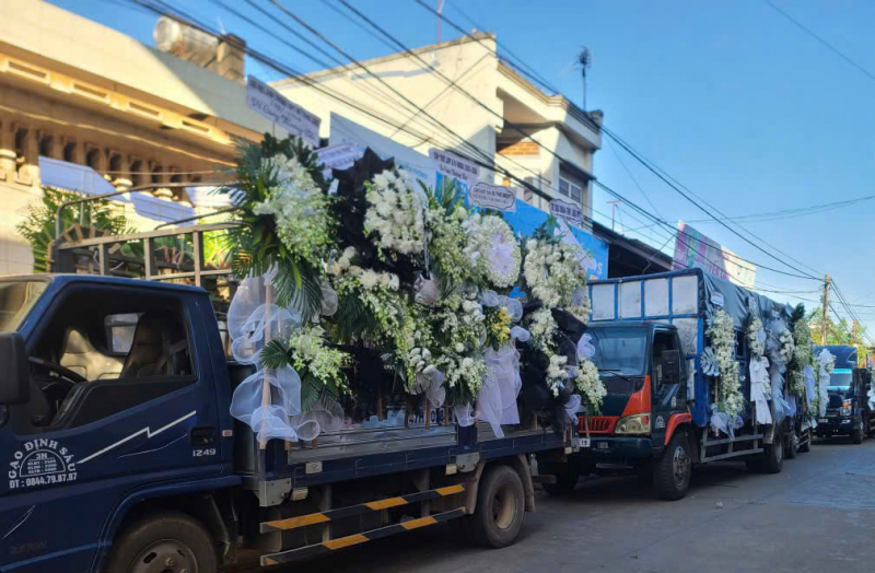 Xúc động hàng nghìn người dân tiễn đưa 4 nạn nhân tử vong trong vụ cháy ở Đắk Lắk -0