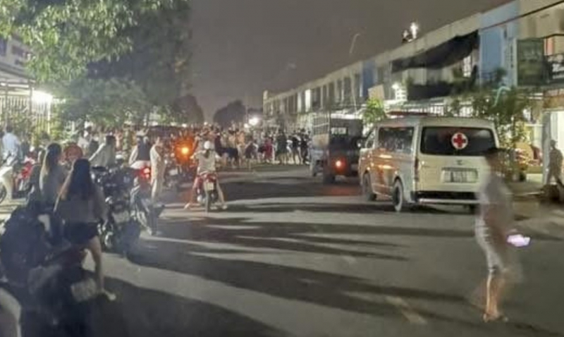 Tông xe máy vào đuôi xe tải sau khi sát hại bạn gái trước cửa phòng trọ -0